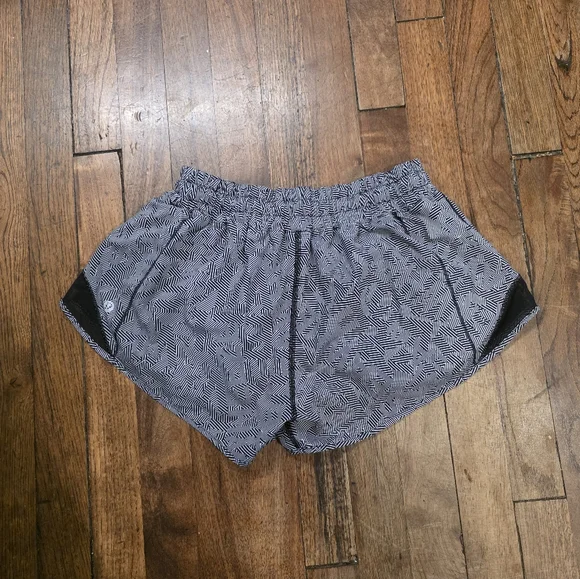 Lululemon Hotty Hot Shorts, Size 8, Black And White - Picture 3 of 5